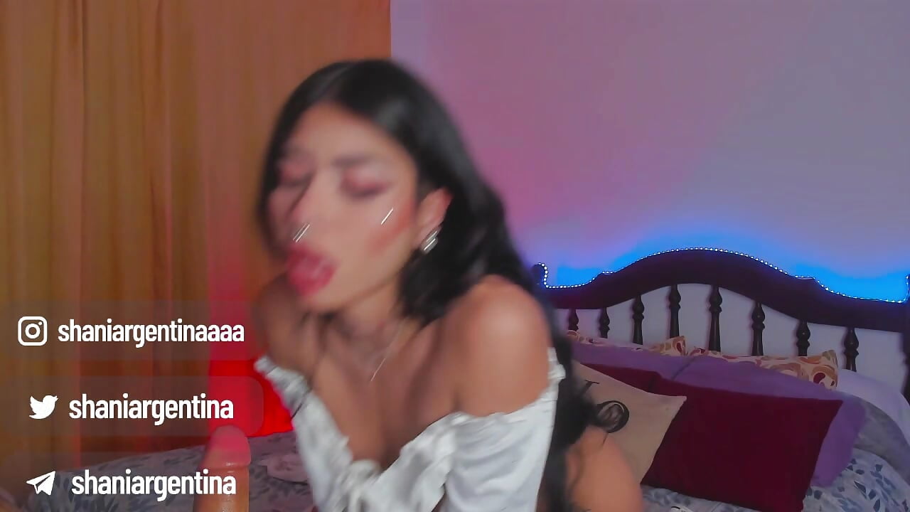 Video de 17 minutos Primero me desnudo, chupo el dildo. Después me cojo en 4, después boca arriba y - vídeo de ArgentinaShani modelo de câmara