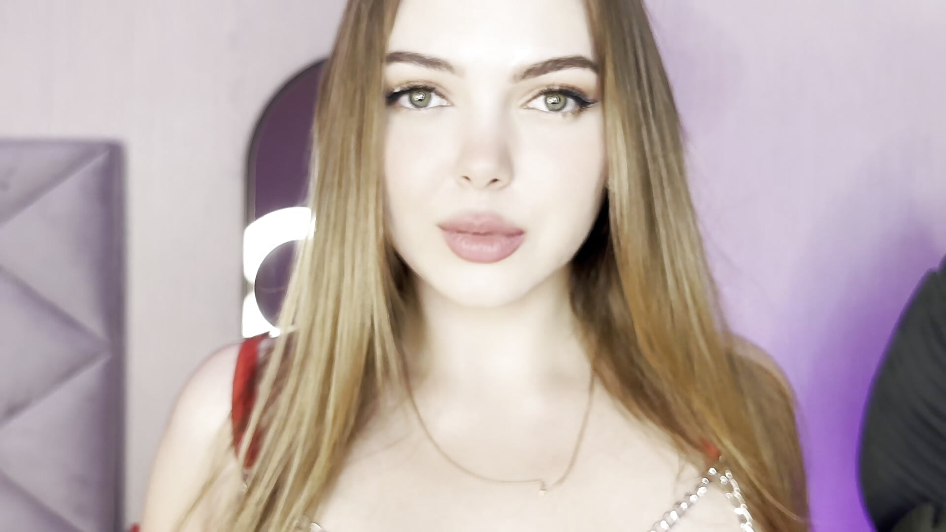 Sexy in red – video modela na kameri SinCityDoll