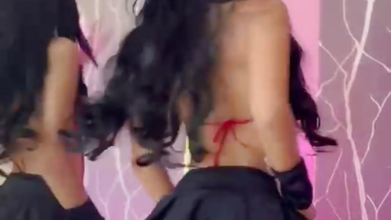 I want all your kisses 🖤 - فيديو من Julia_rivers موديل الكام