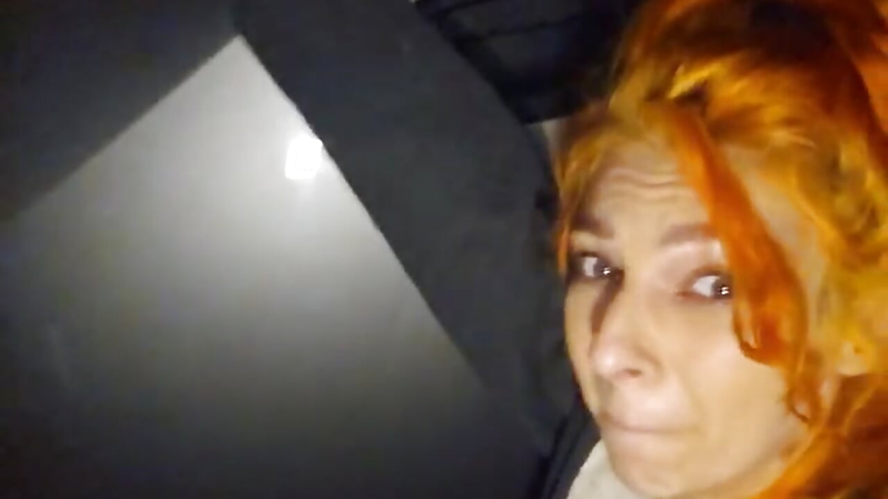 😂 KNOCKING ON STRANGER CAR WINDOW 😂 - Vídeo de FreyaFucksFans, modelo de vídeos