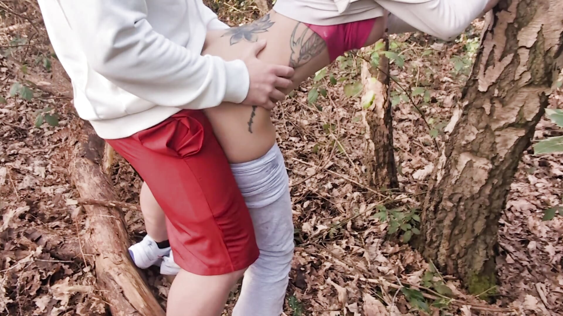 🤫 OUTDOOR FUCK! - CONVINCED A RUNNER TO FUCK ME IN THE WOODS + LET HUBBY FILM 😈#nothubby #hotwife – video af FreyaFucksFans cam-model