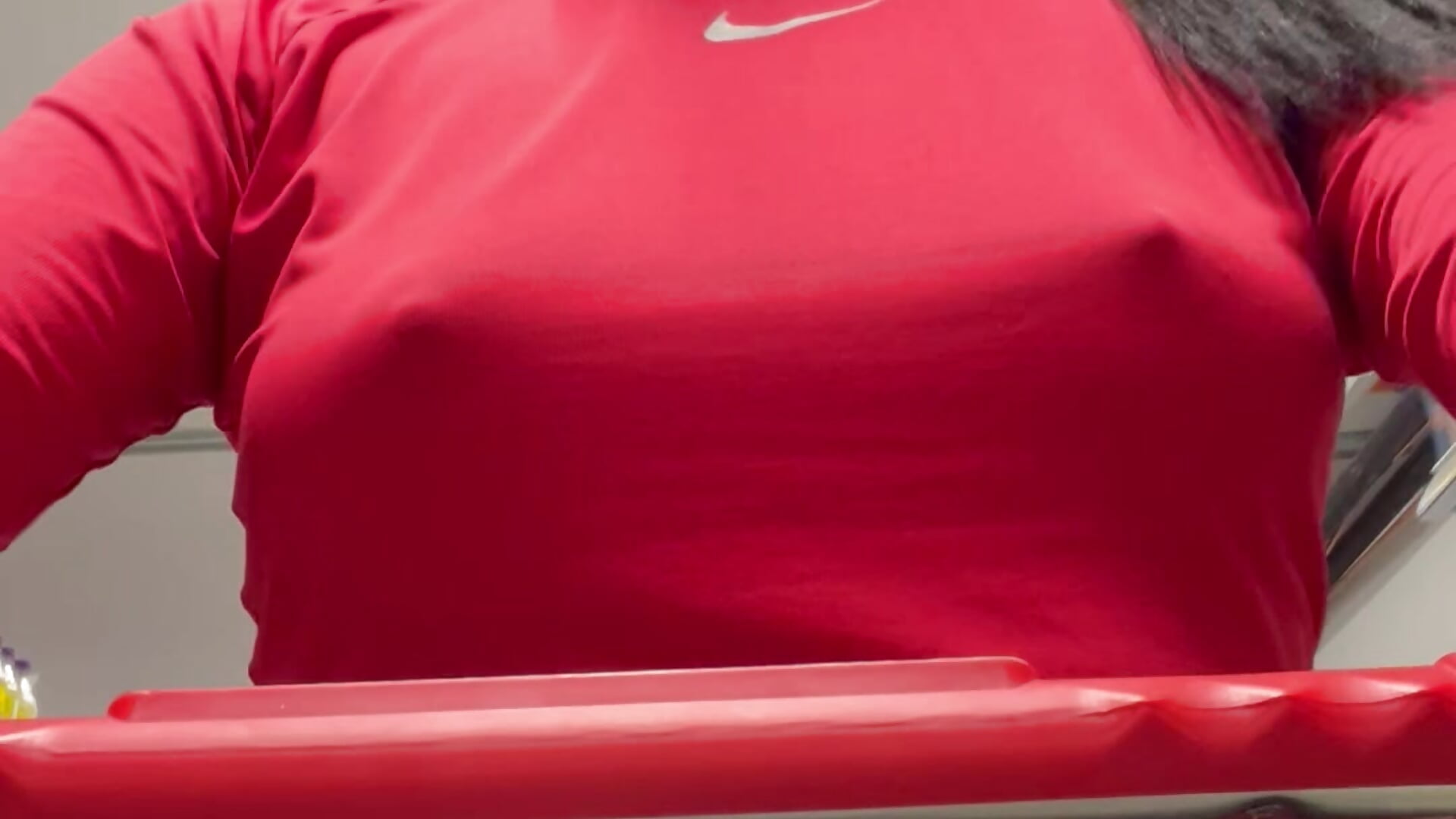 shopping and my boobs bouncing 🤭🍒－カメラキャストのKarolRojas_22の動画