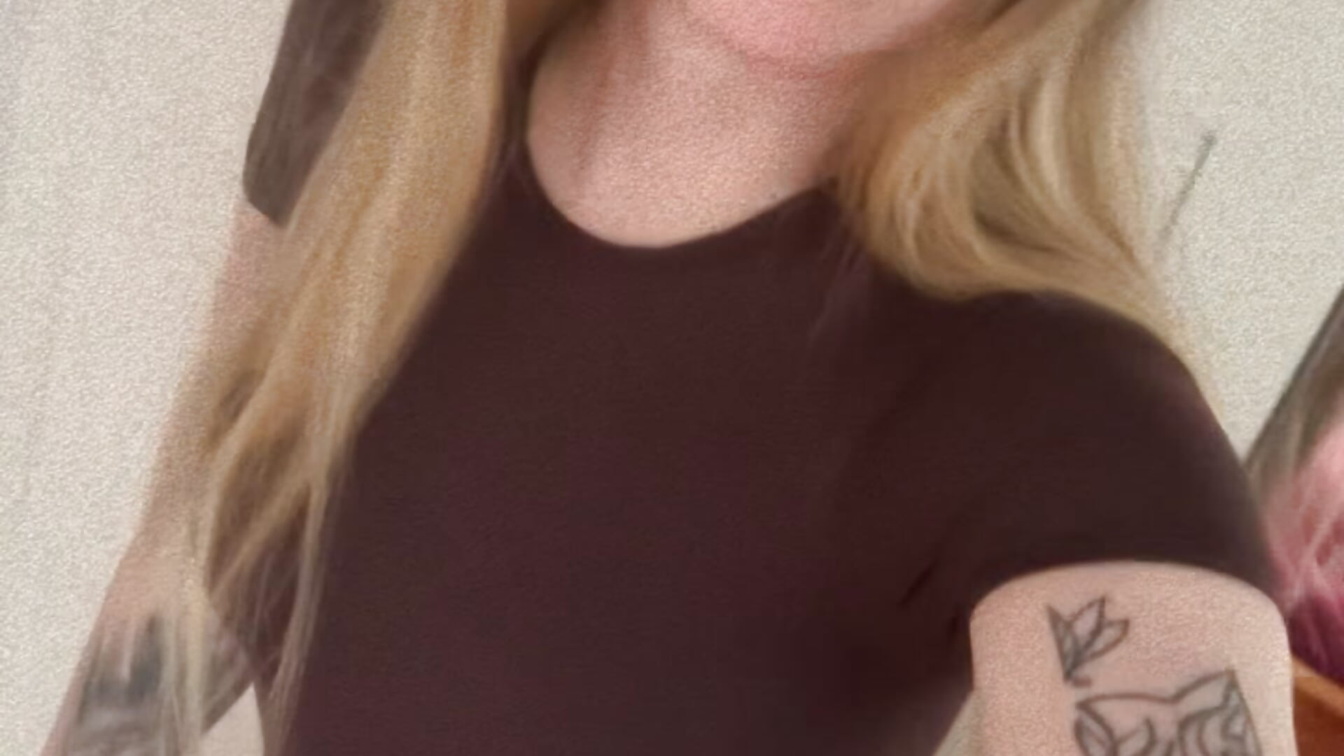 77EF35EB-2C1E-433F-B6DF-E9A34D275E47.mp4 – video modela na kameri TomilaSi