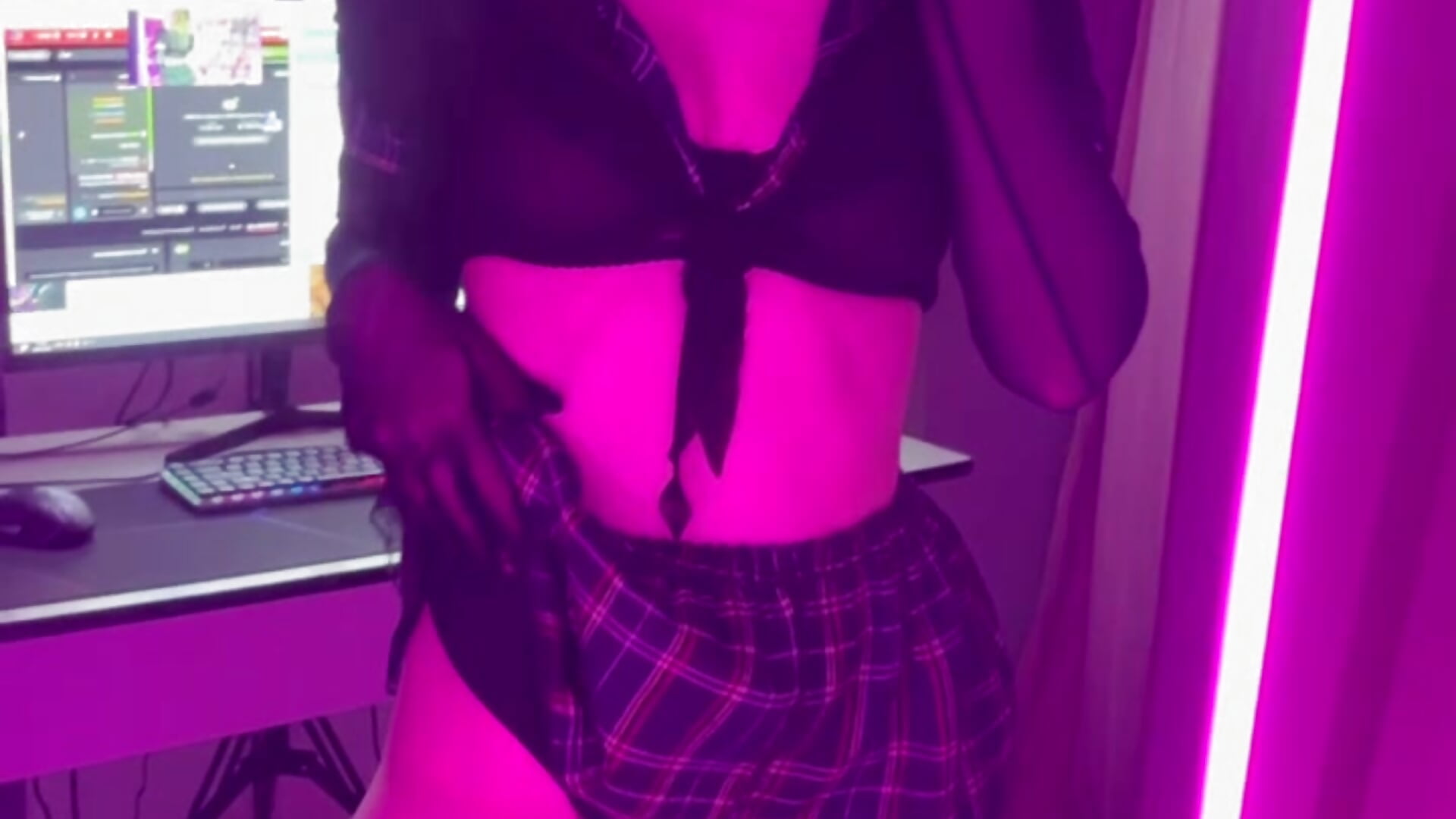 😈 - video by molly_crystal cam model