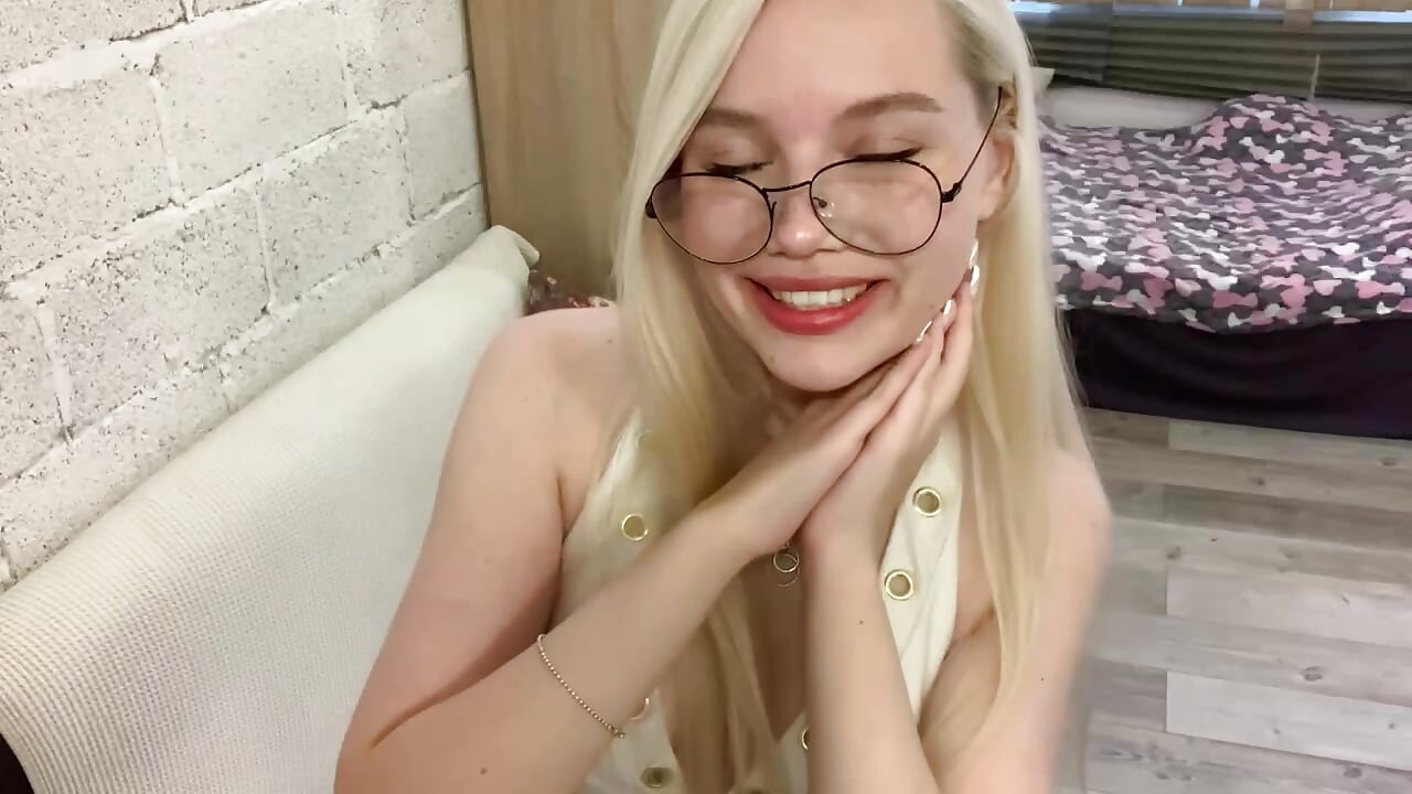 Hi im Stella ^^ - video by MistikMinx cam model