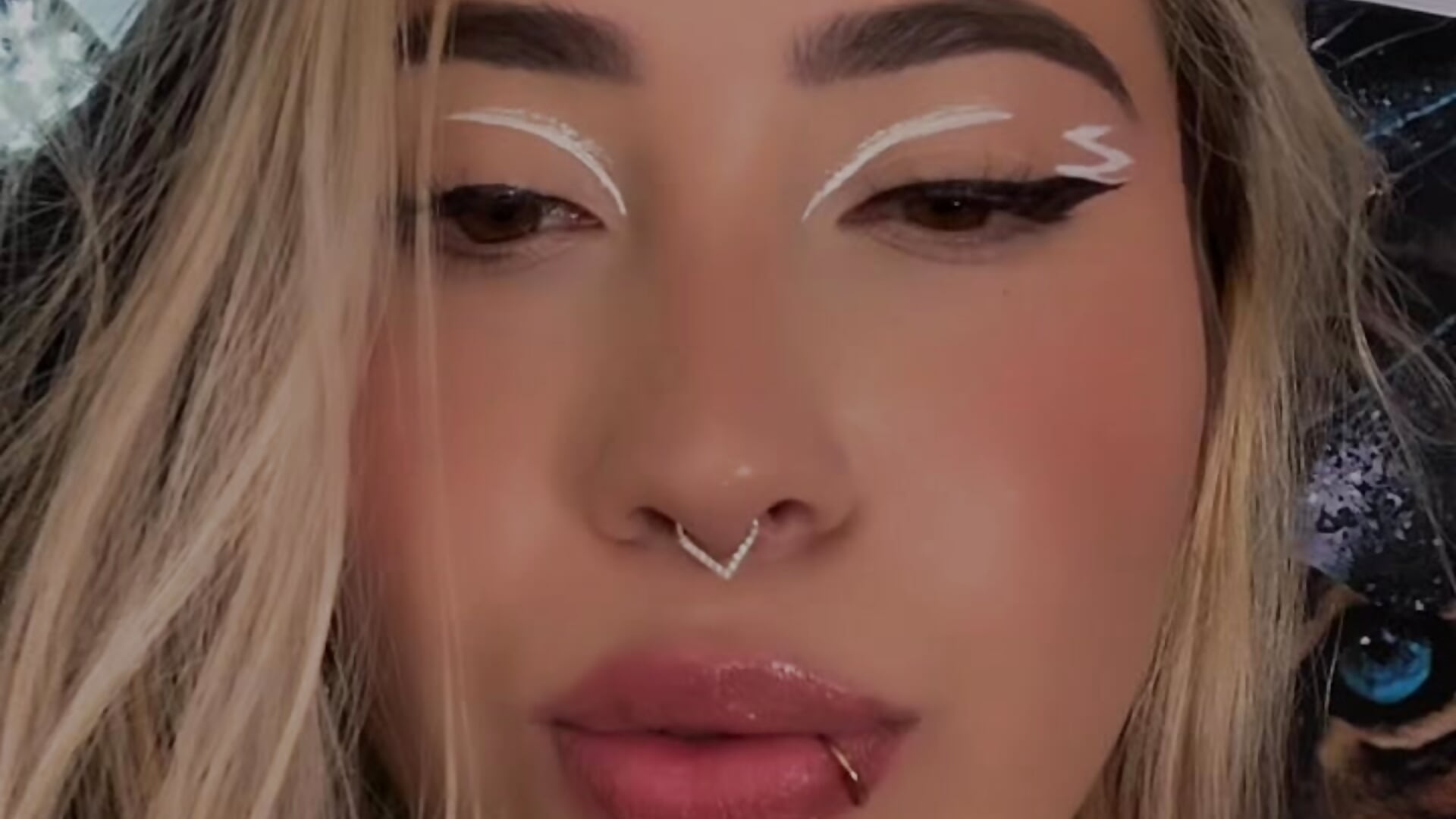 look at me - video by ManuelaVeelez cam model