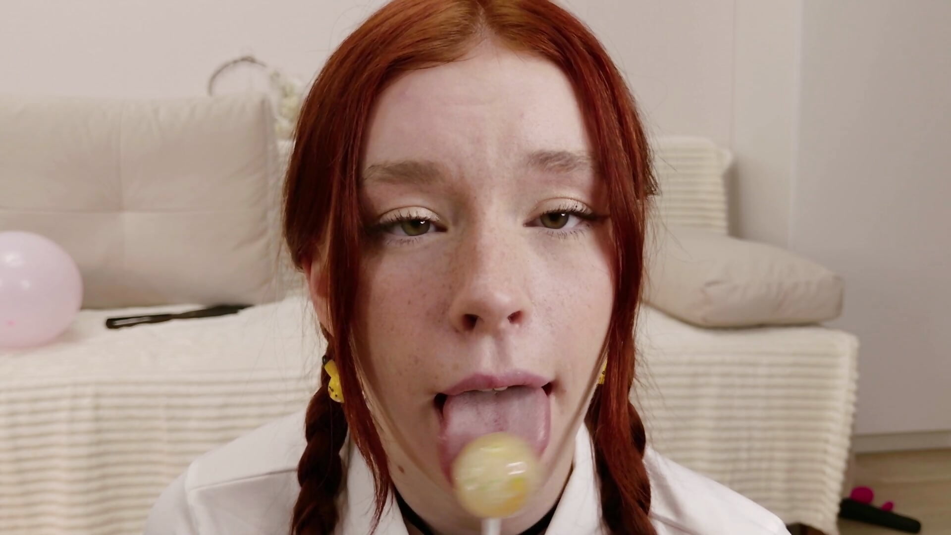Sensual suck lollypop and deep eyecontact😍🍭 - video oleh model kamera eva_aria
