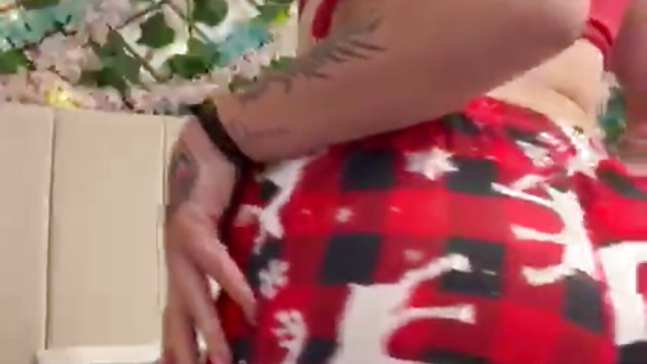 Happy new year, kisses to all!! 😏🎀🎁 - video by CharlotteBlossom cam model