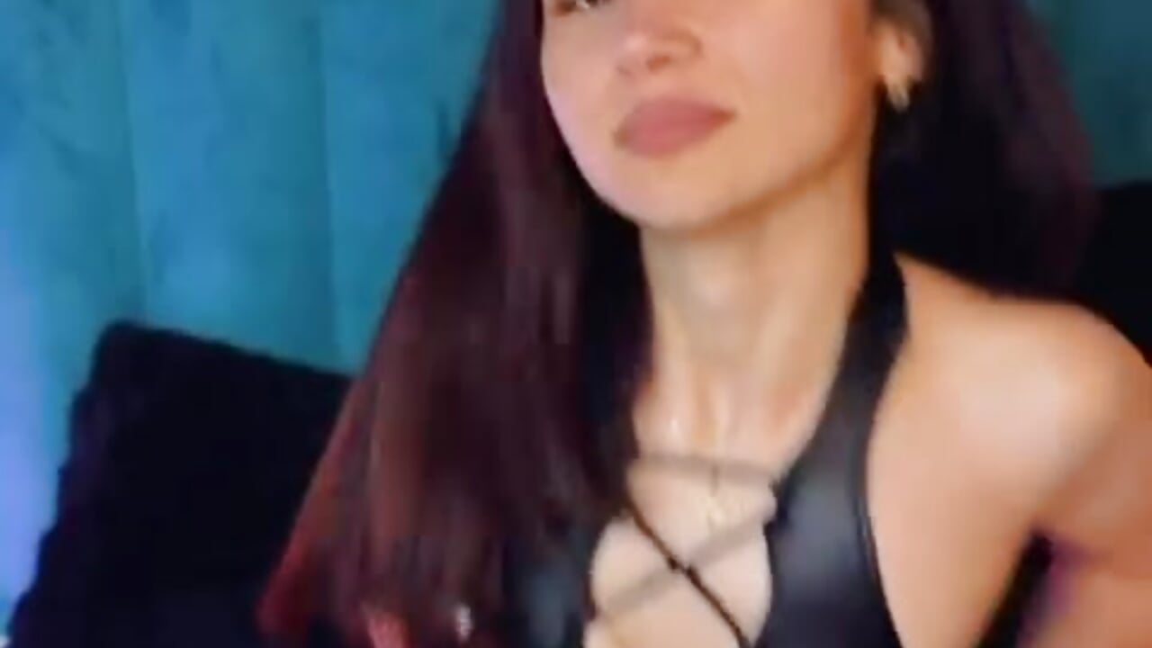 Quiet Confidence - clip cu TinyBlair model videochat