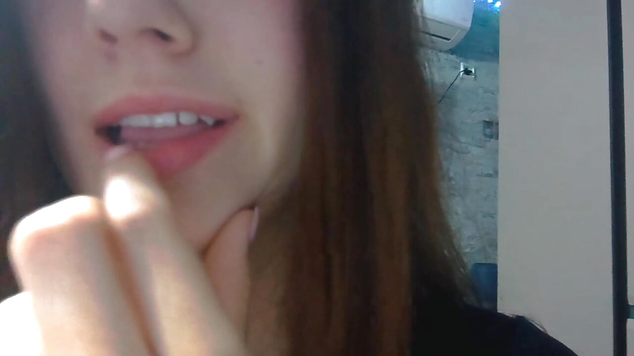 Puffy lips playing with fingers - video by StarYeadon cam model