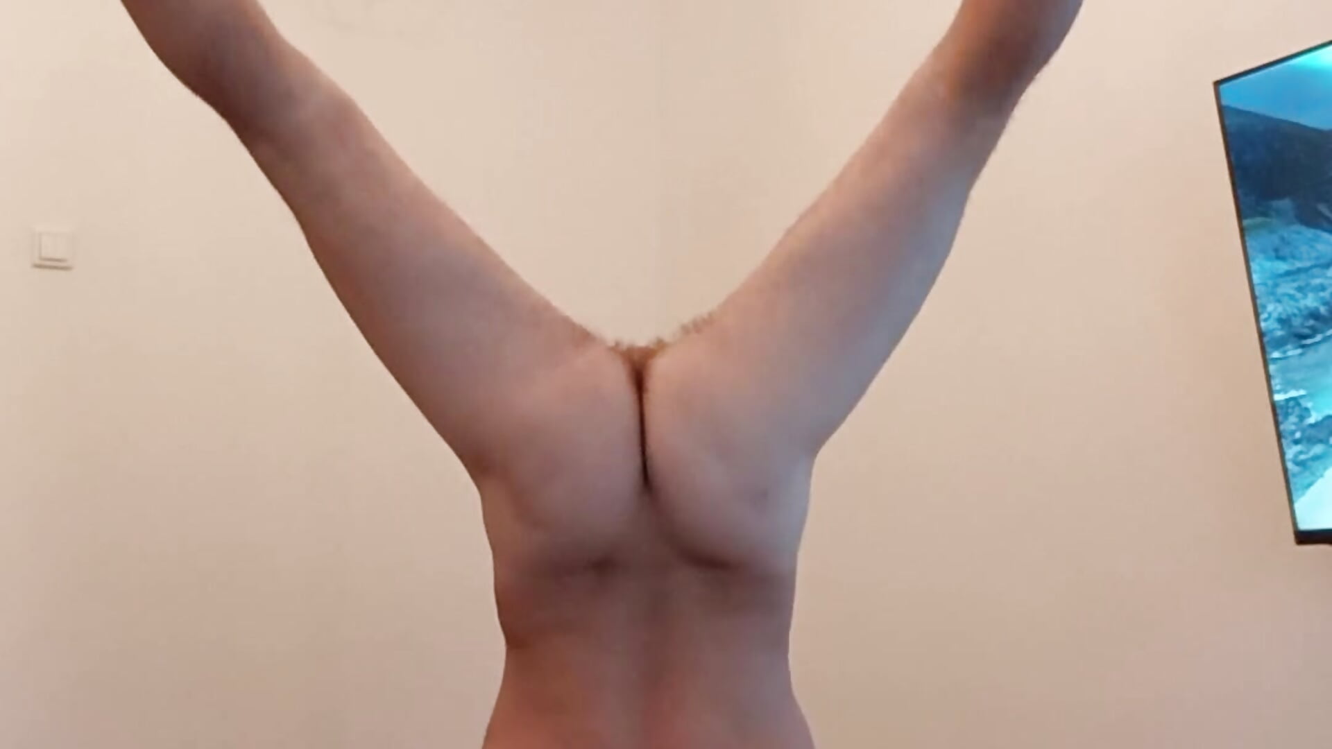 Стойка на руках голым - video by IPrince7 cam model