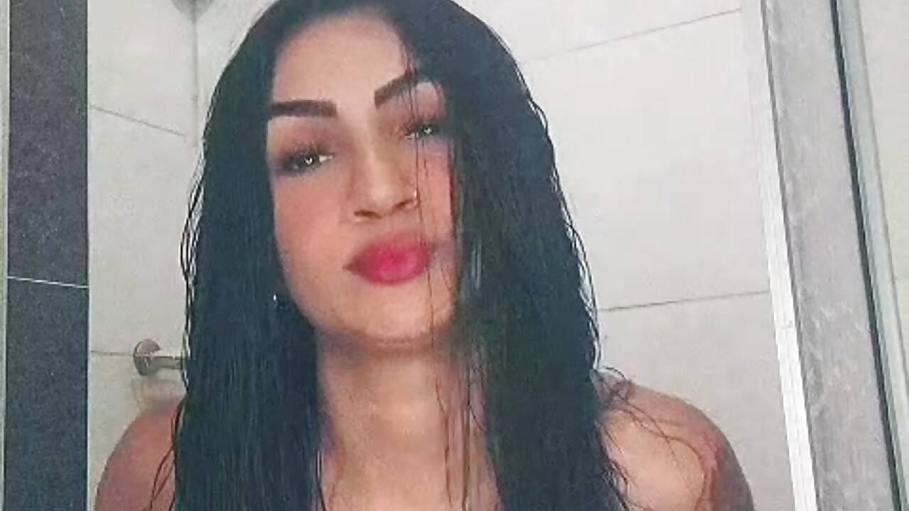 bathing 🔥😈 - video ArianaRosee_ kameramallilta