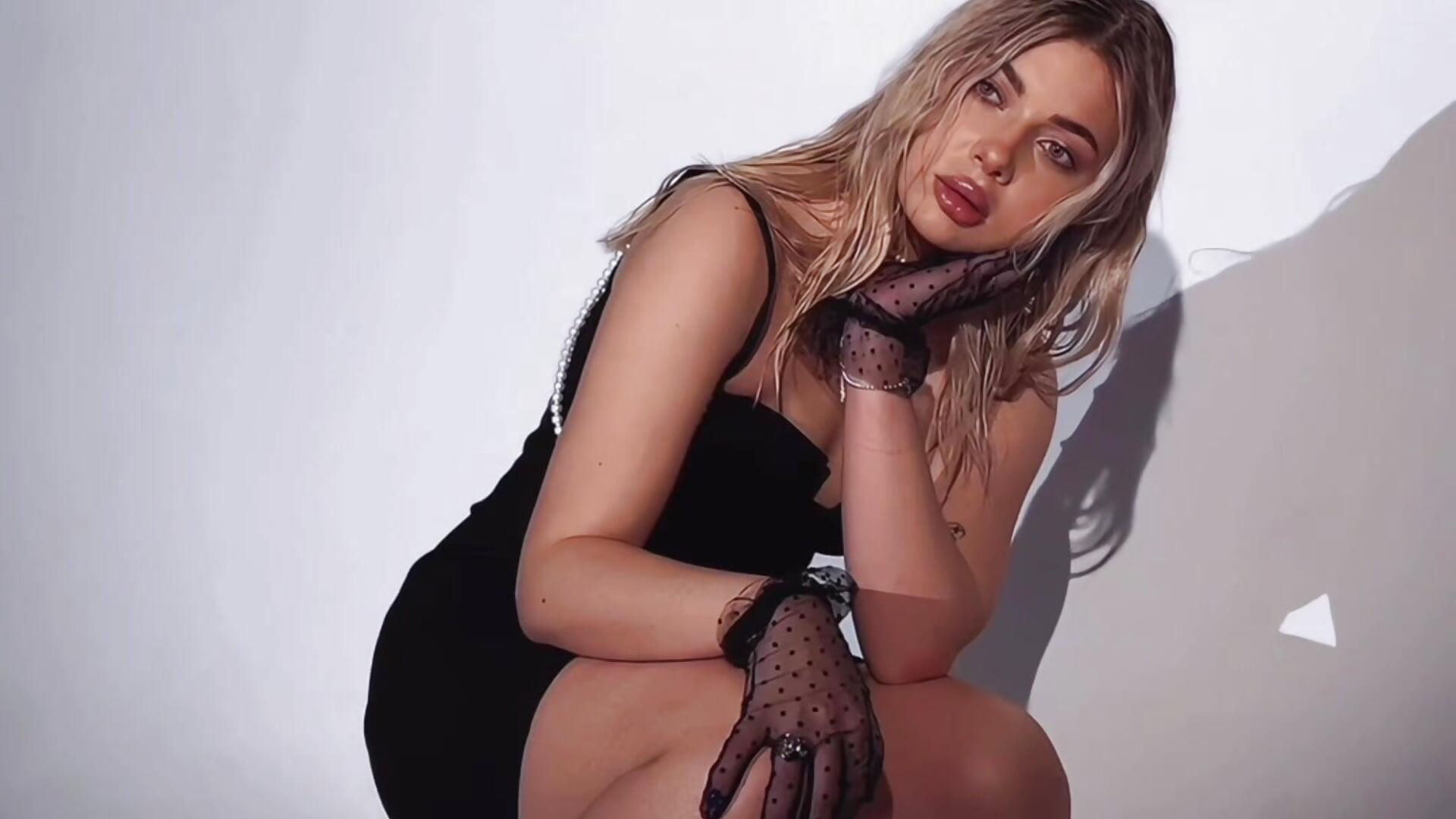 Posing…goddess😈－カメラキャストのHyileyClarkの動画