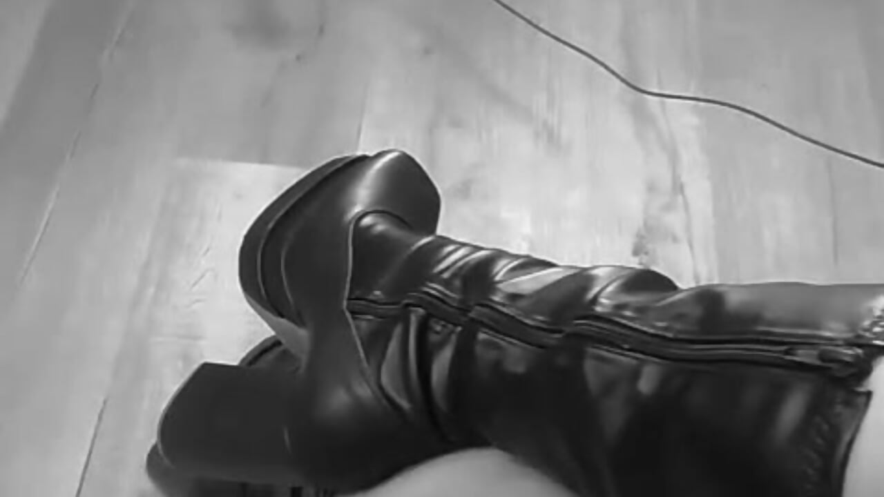 Come and lick my boots... - video by itsmroom_ cam model