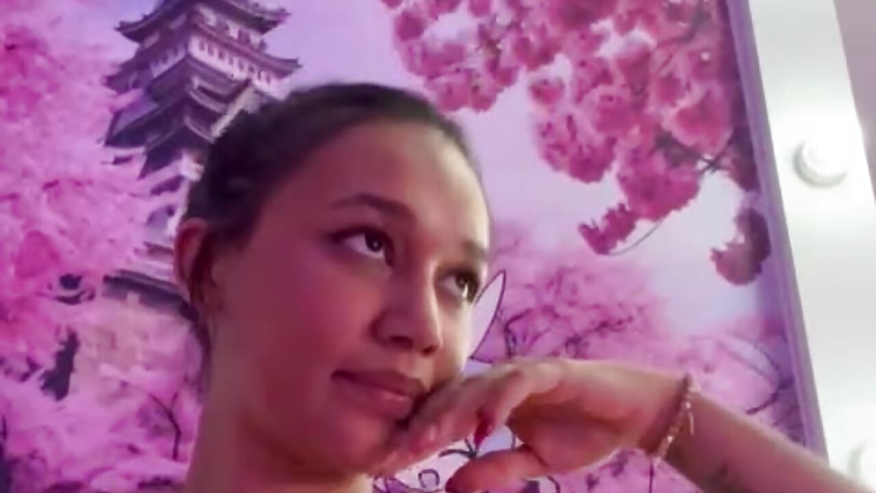 it can be yours 🤭 - video oleh coraline_vera kamera model