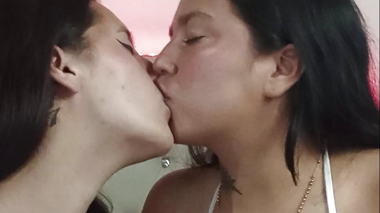 Kiss apasionate - vidéo du modèle de showcams sharon_and_sharit