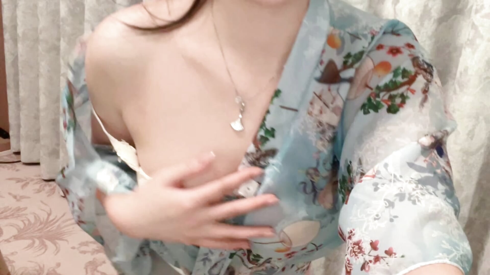 穿着日式和服自摸