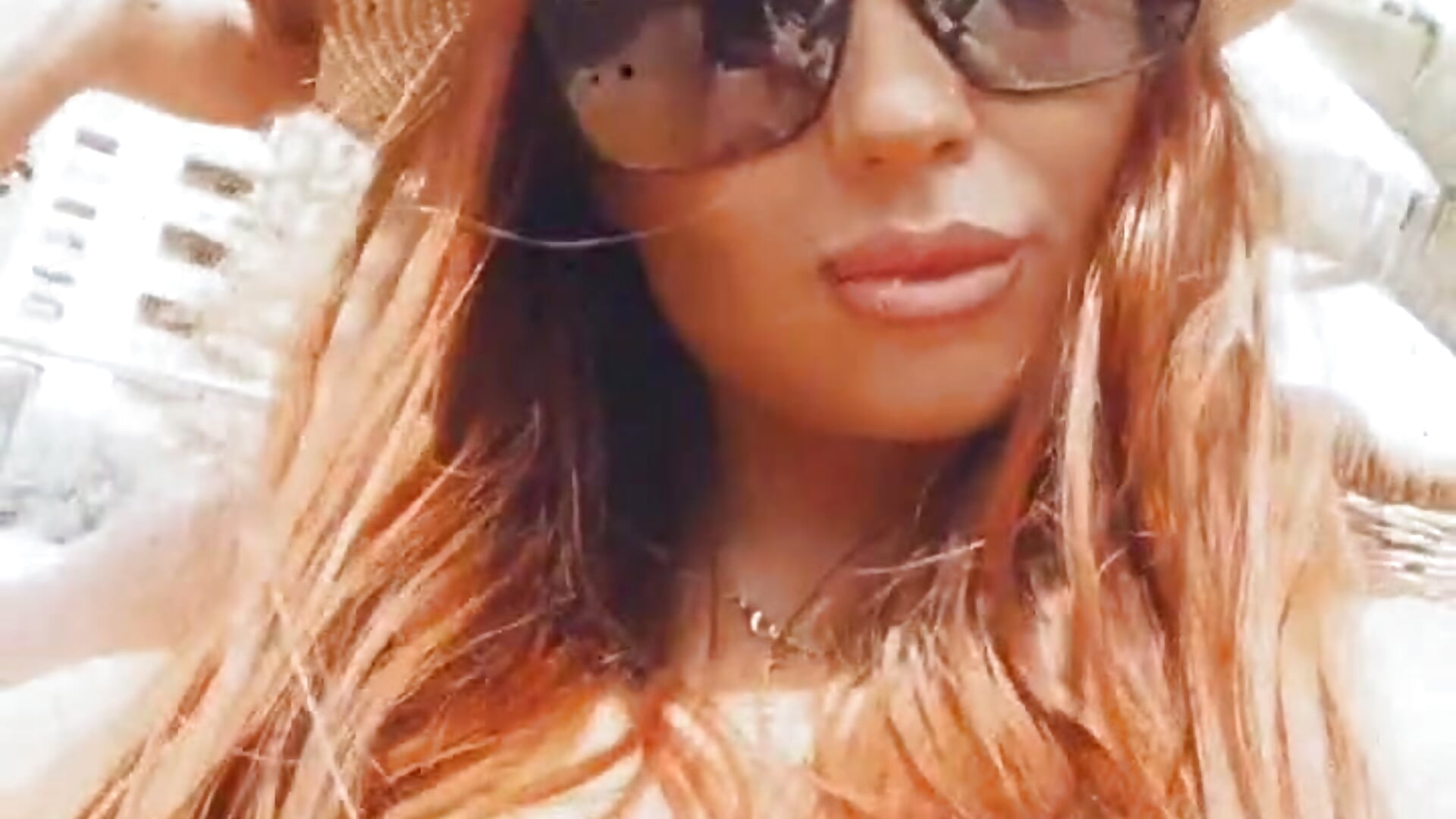 1000029517 - clip cu lauriexx model videochat