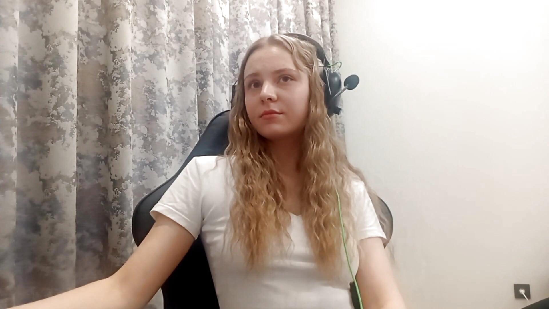 Hello, its me, let's meet - video của người mẫu cam CrackShirker