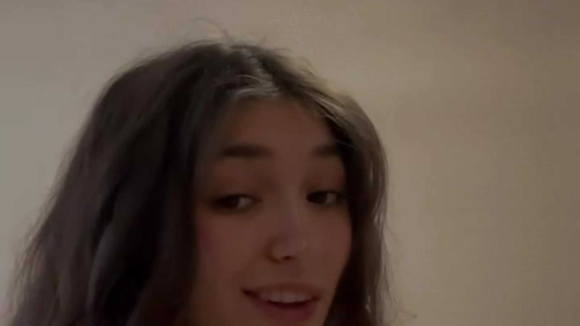 An air kiss for you 💋 - video by AllineKlukan cam model