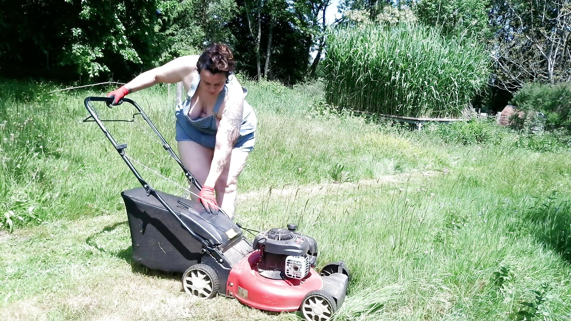 Strong wife workday #1 - Strong BBW Uses Her Man as Leg Press After Mowing the Lawn