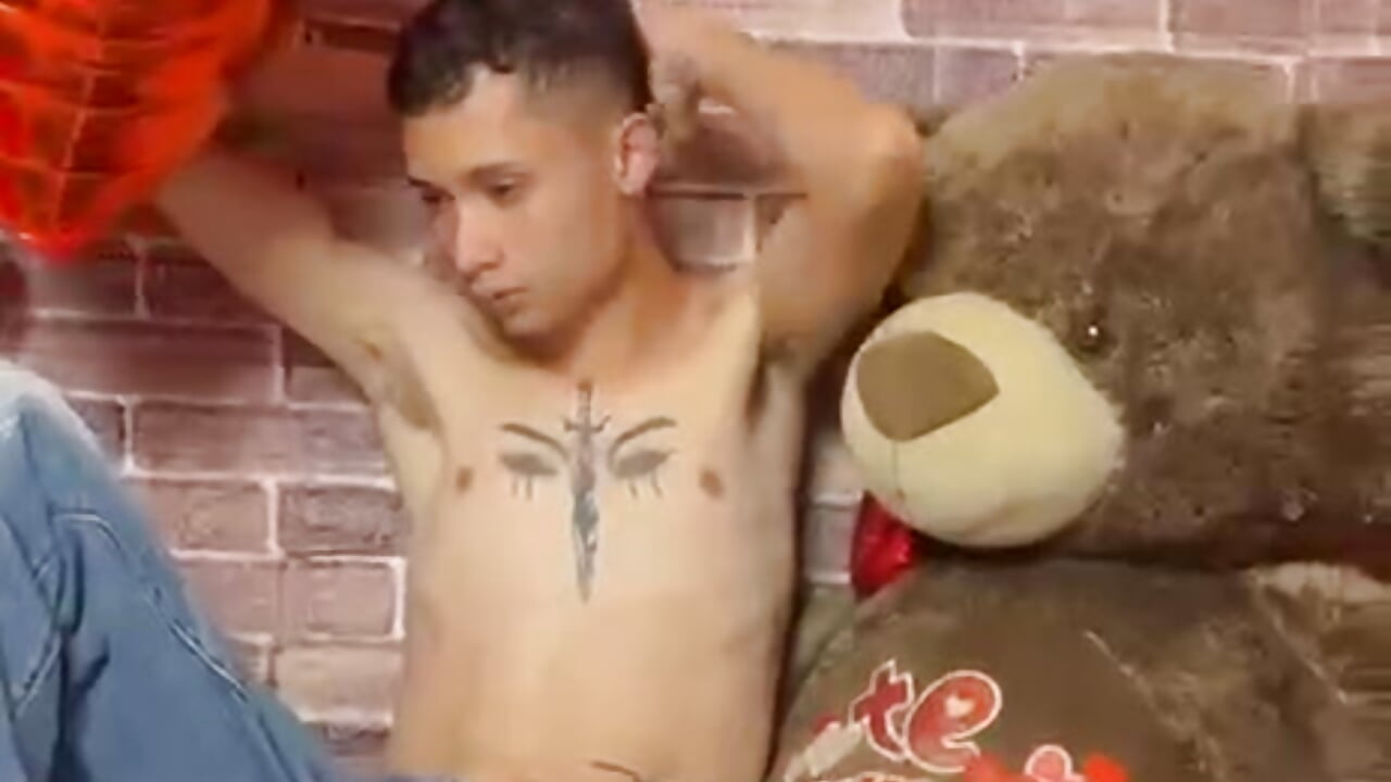 “El verdadero regalo soy yo.” 🎀－カメラキャストのLucassSmith11の動画