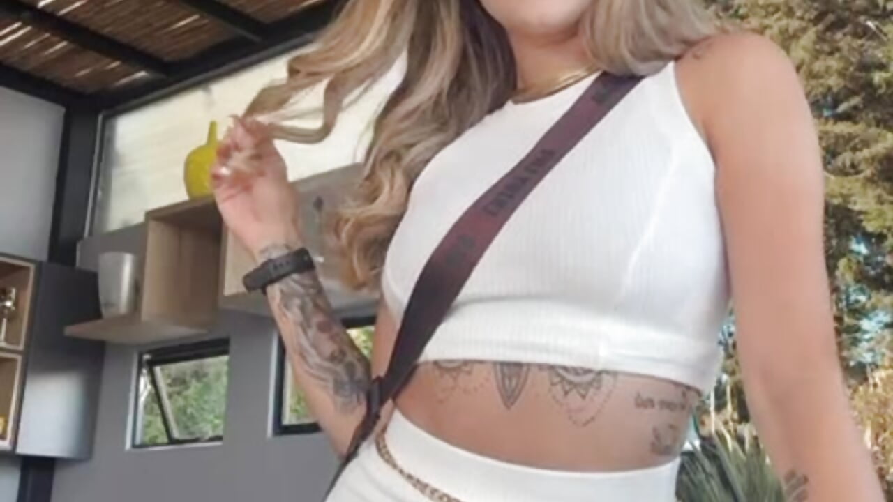 Imagine being out for a walk and meeting this beautiful blonde – video af AlyonaWester_ cam-model
