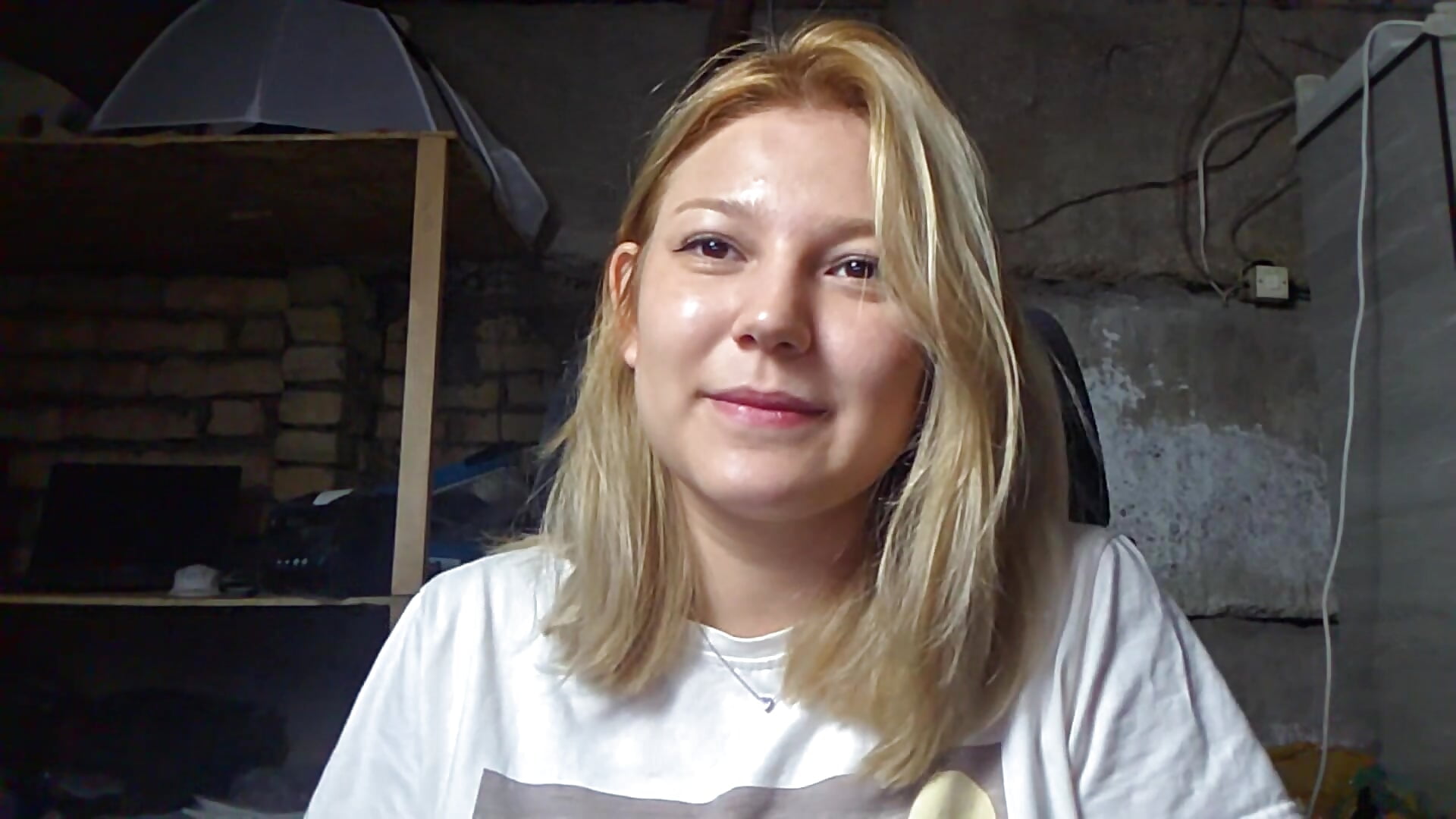Hello :3 – video od webkamerové modelky ShinyJules