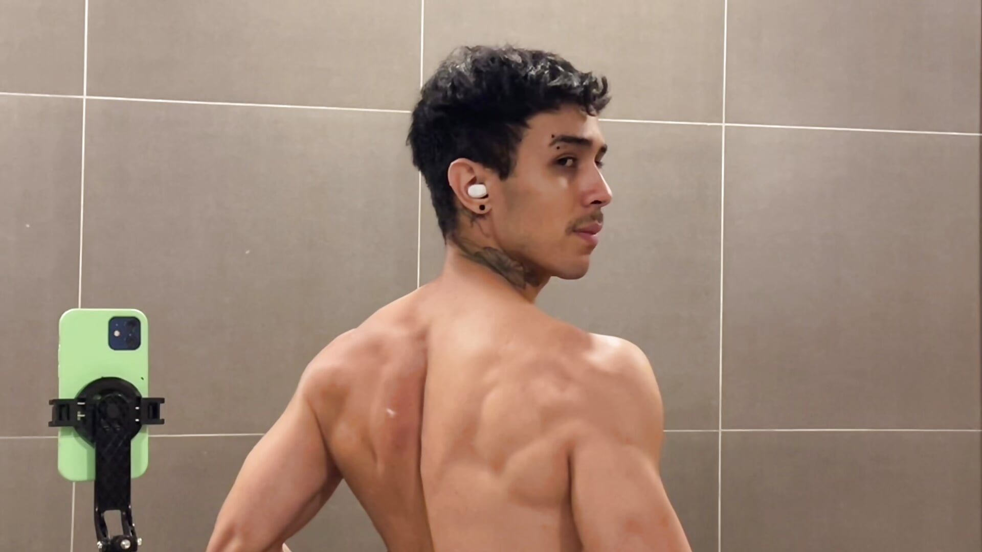 Flexing my back after pump 🥵 - liorvante adlı kamera modelinin videosu