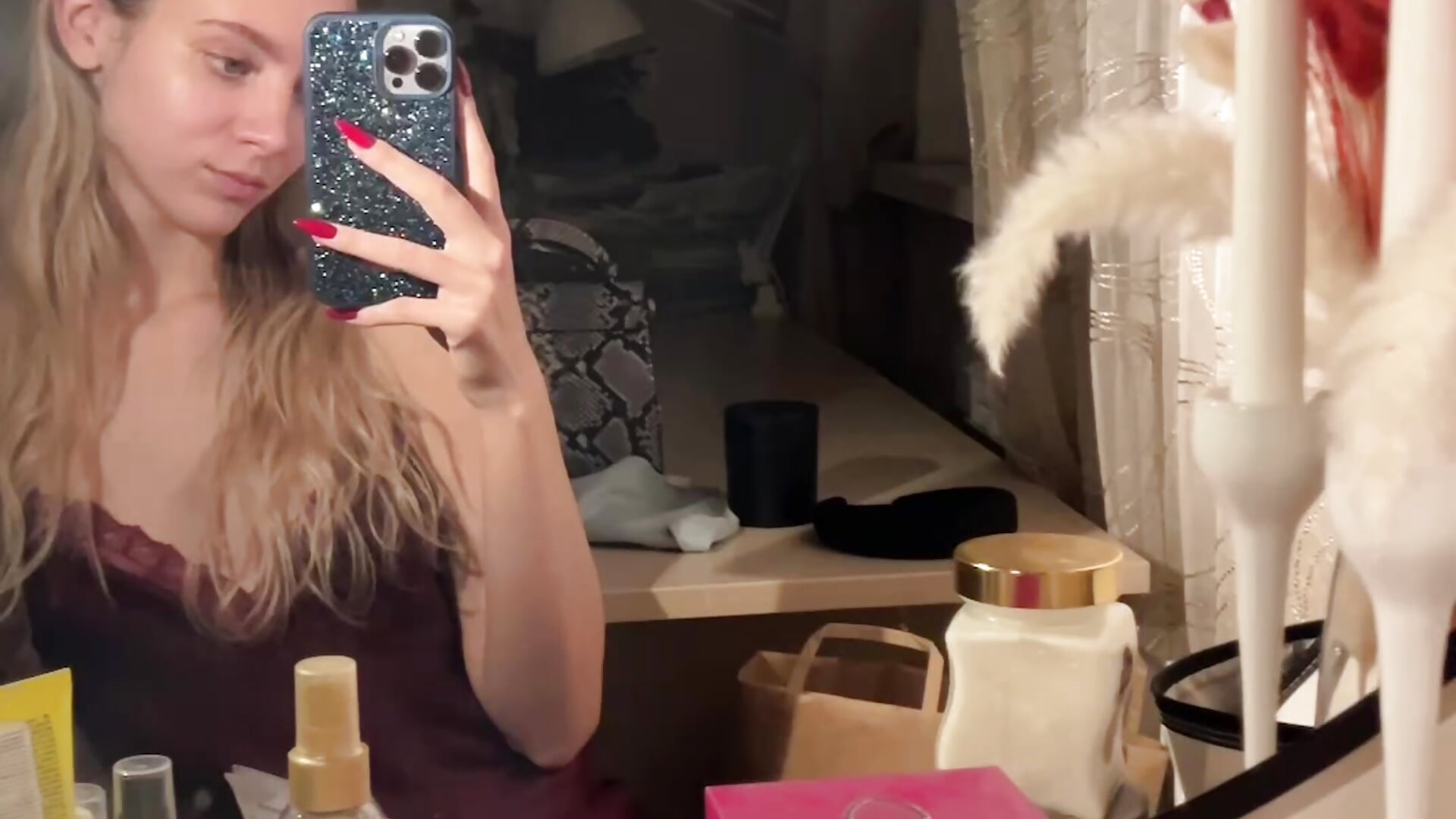 Home-beauty vibe - video by hihinicky cam model