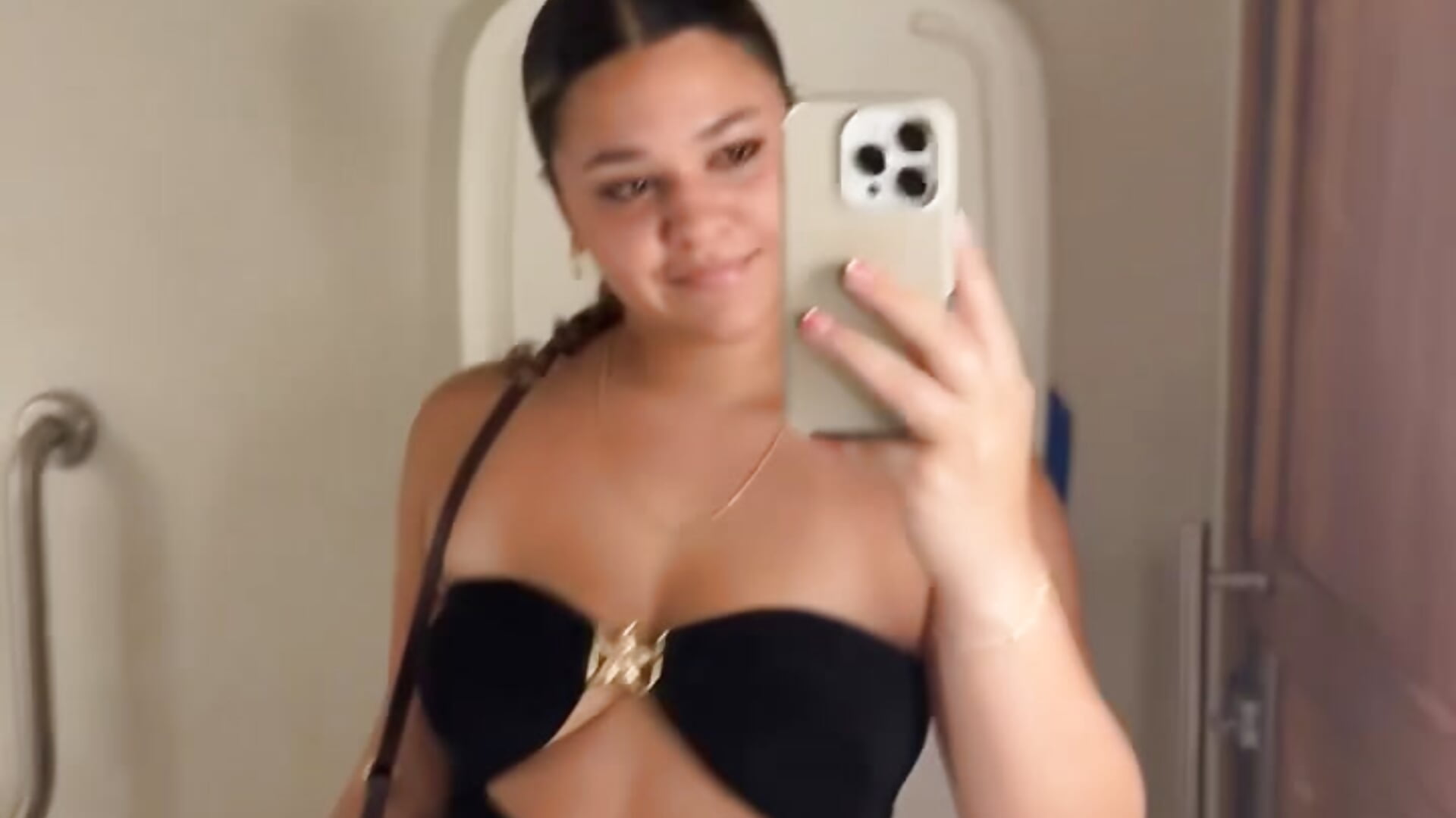 F8D86AE0-959A-4A8E-8AA2-1B51364EA50E - ava_bbyxo 캠 모델의 동영상