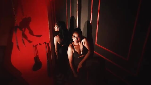 Red room erotic moves💗🫶🌹💦 - Vídeo de dusky_diva_d, modelo de vídeos