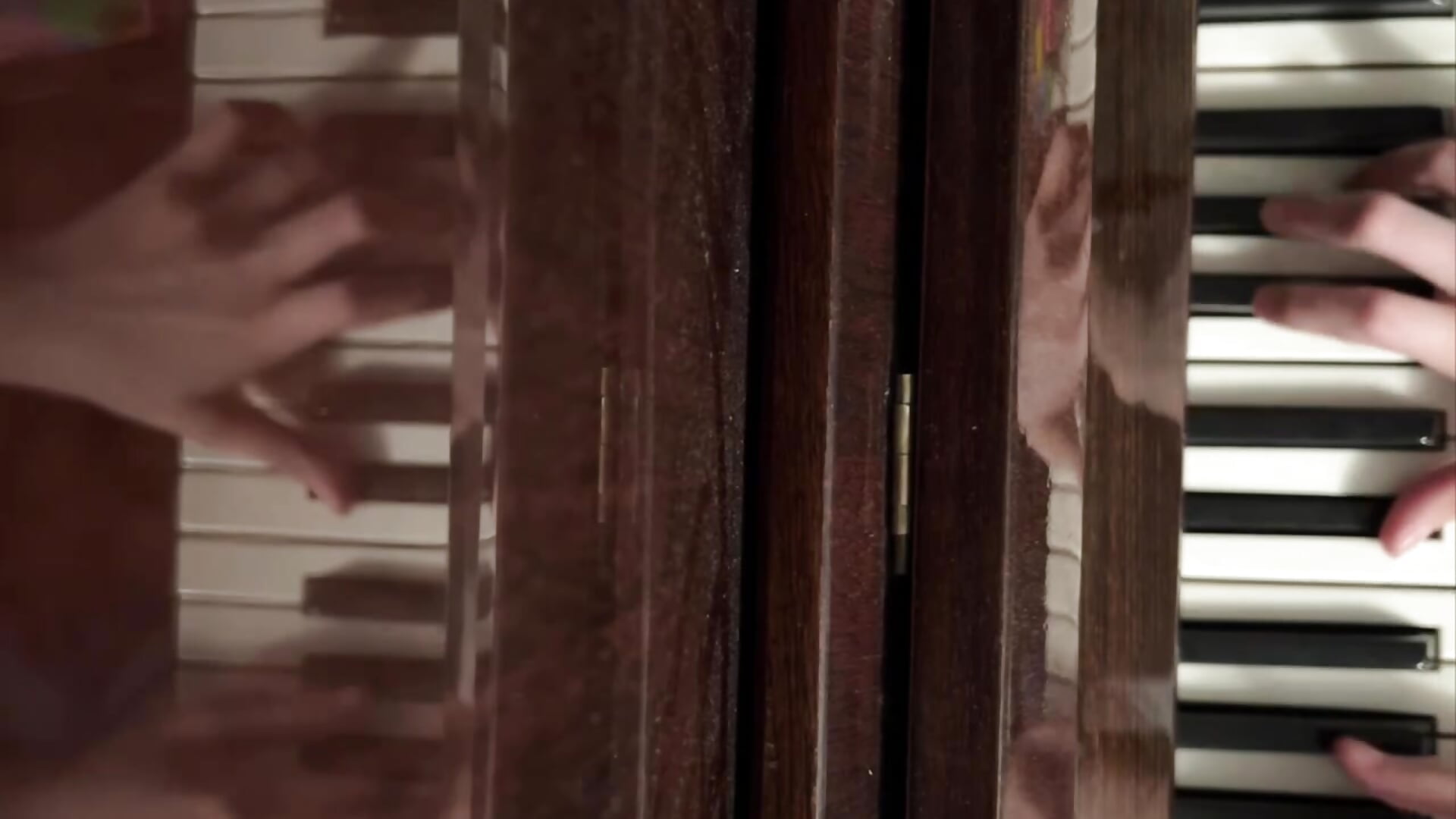 playing the piano - video by LilianHoward cam model