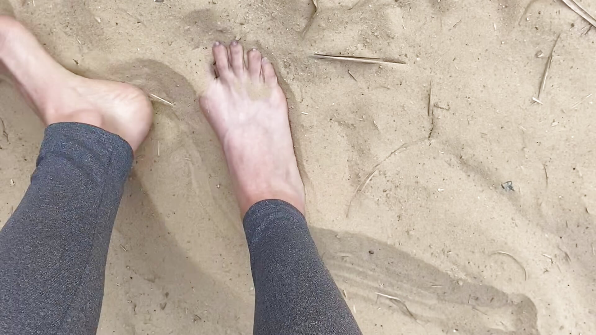 🏝️🦶🏼Provocation in sand (dirty feet) - video saraarchbould kameramallilta