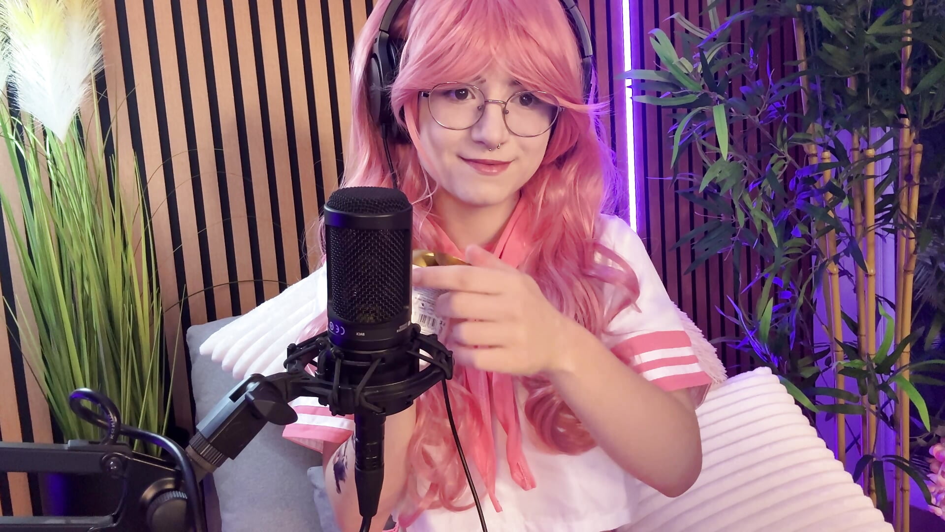 ASMR - video by ReynaRey cam model