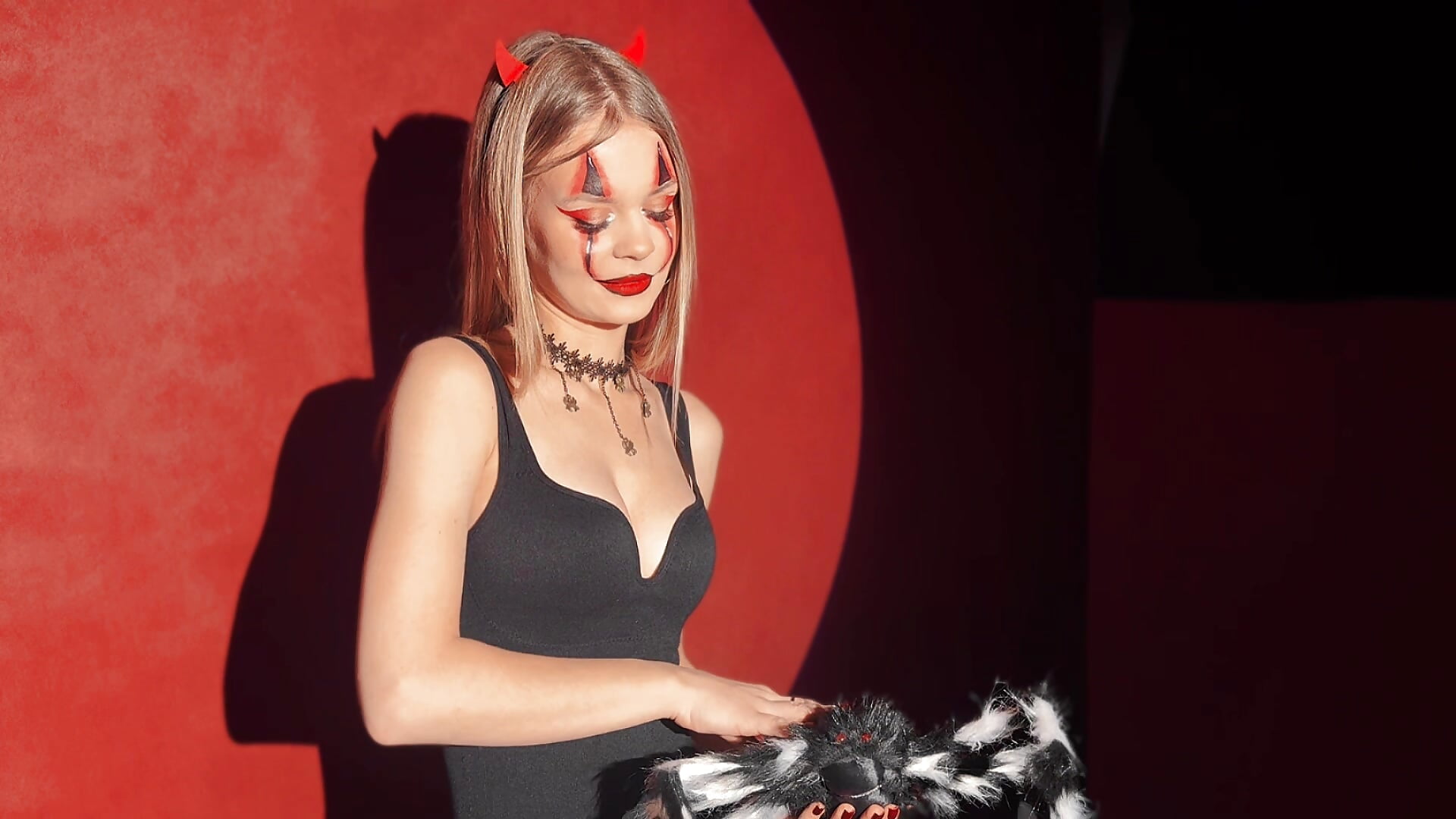 A little mystery, a playful smile, and a touch of midnight magic 🖤 – video od webkamerové modelky MidnighteAura