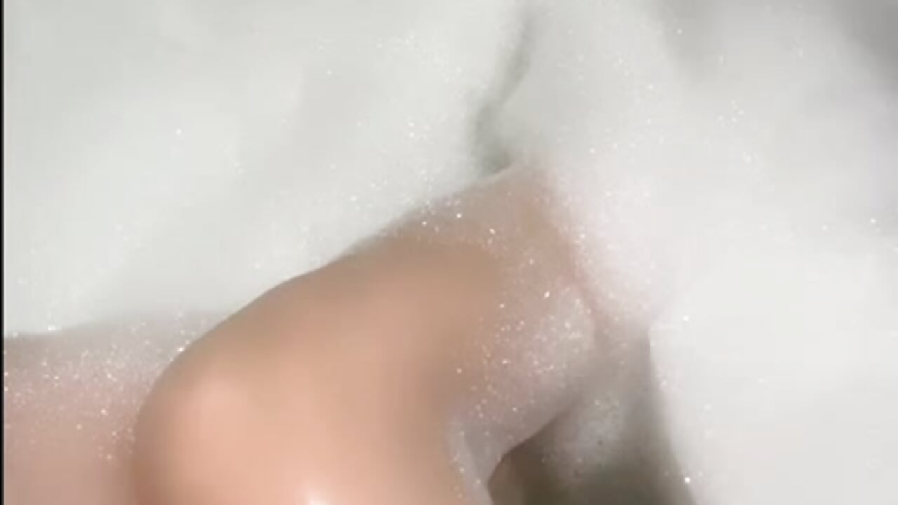 my feet in the bath🥰