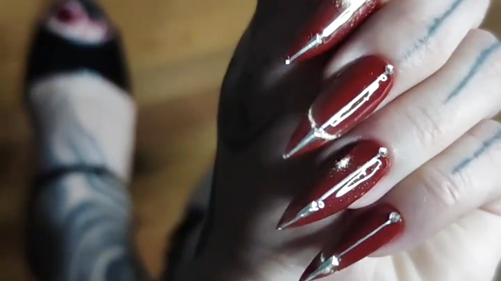 Worship  Mistress'  long     red nails & Lick  those  kinky Heels ! - Video von MistressDarkSindel Cam-Model