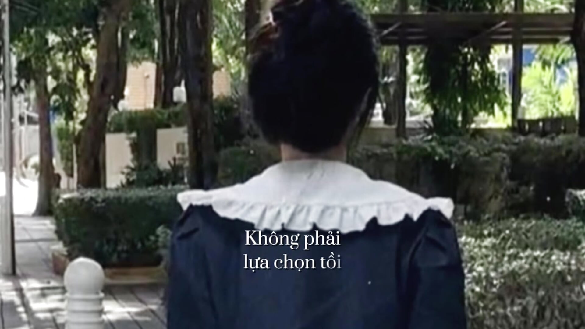 Lại phải ngước mắt lên bầu trời ~ Mong cho em không yêu nhầm người