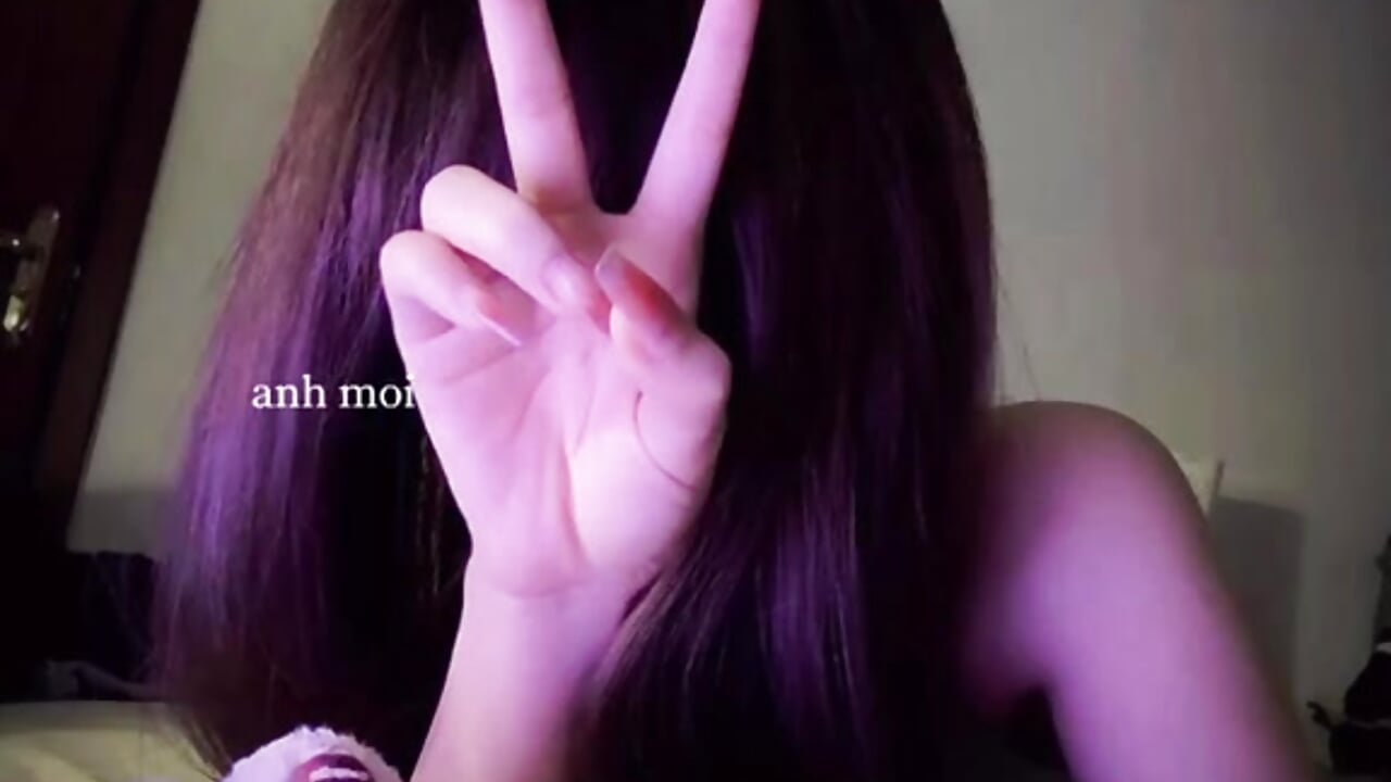 >< - video by Yuyu-baobei cam model