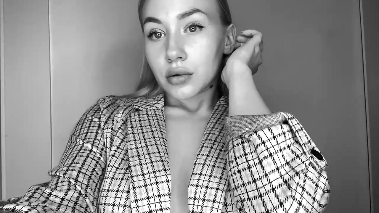 iam black and white - video by TizzEmiliy cam model