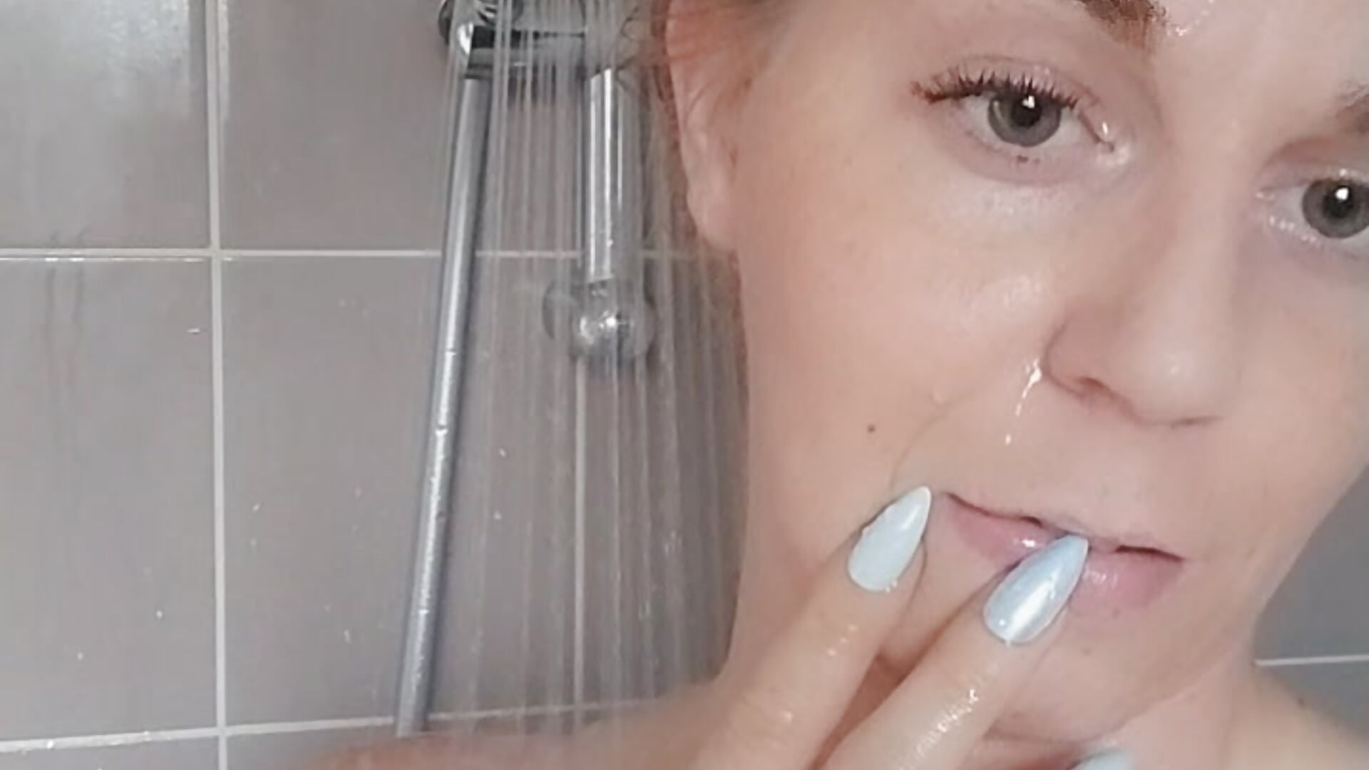 Shower.... — filmik dutch-blond, modela(-lki) na kamerkach