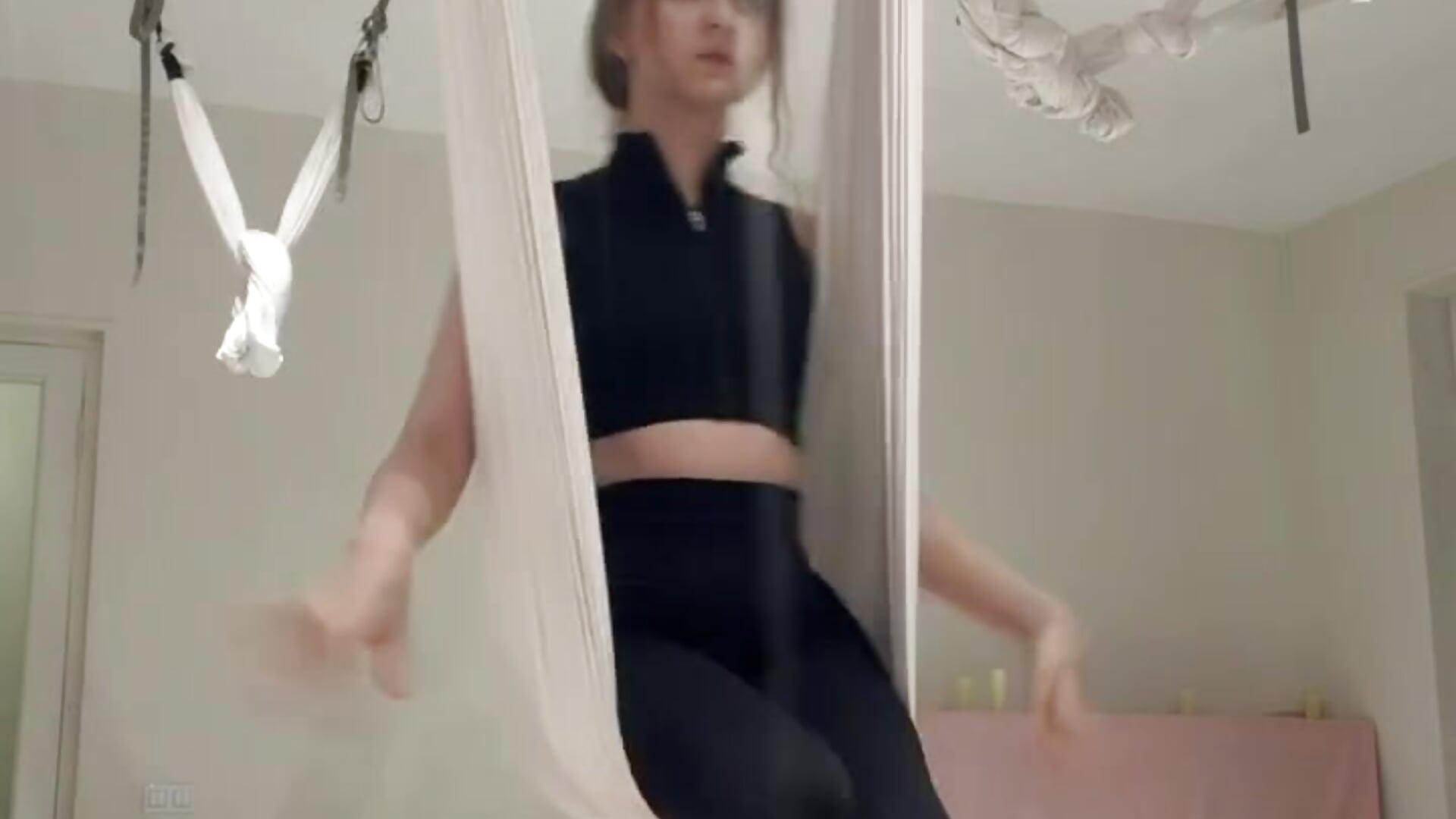 fly yoga - video van AveryBerkson cam-model