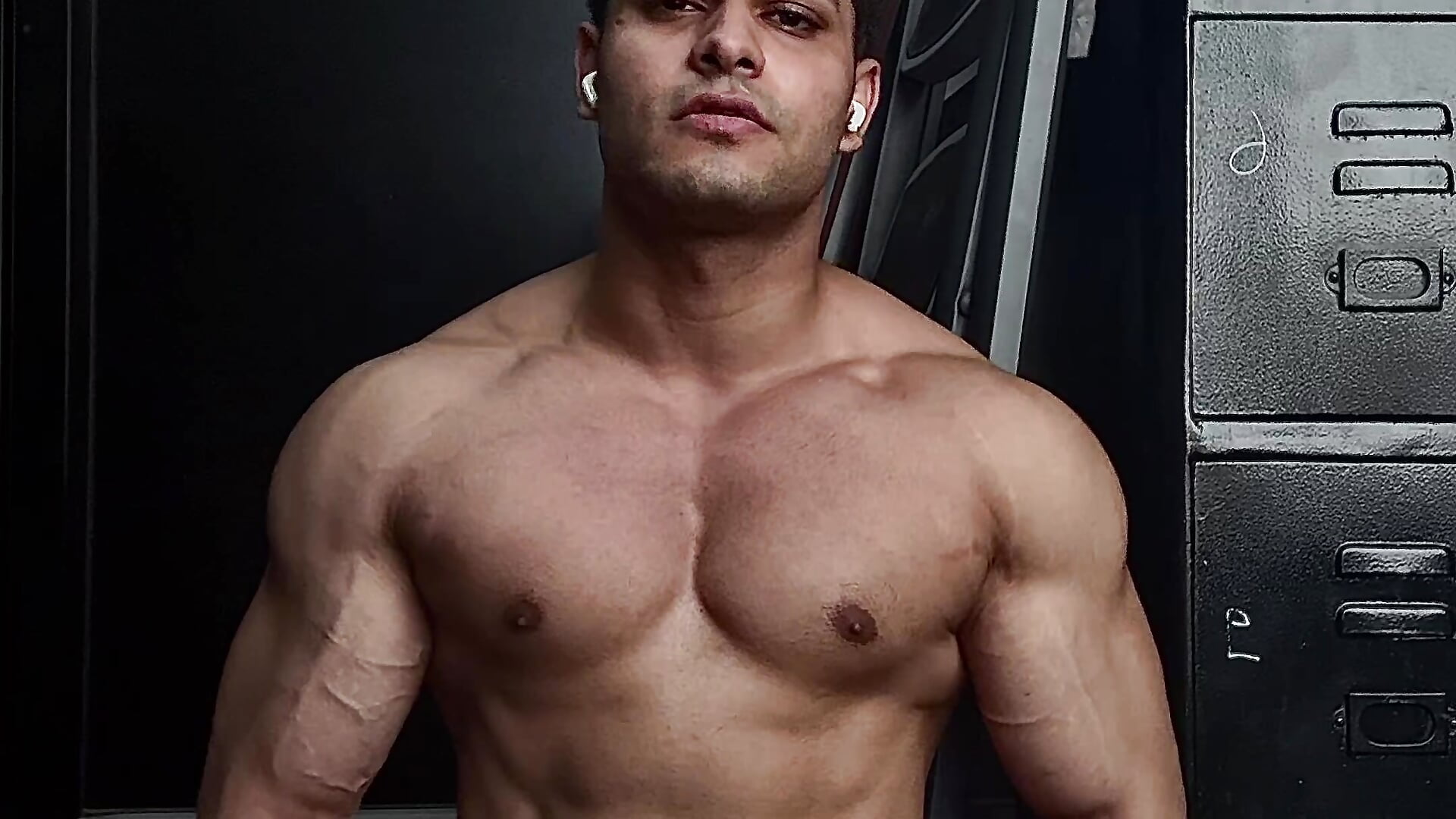 You made me naked - video by Vihaaanfucks cam model