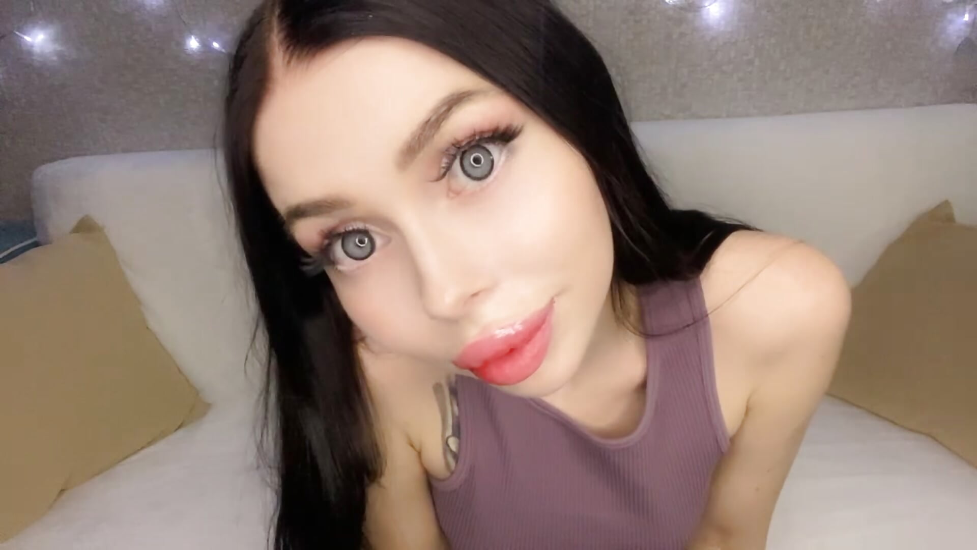 Look at my eyes - video by Bloom_Doll cam model