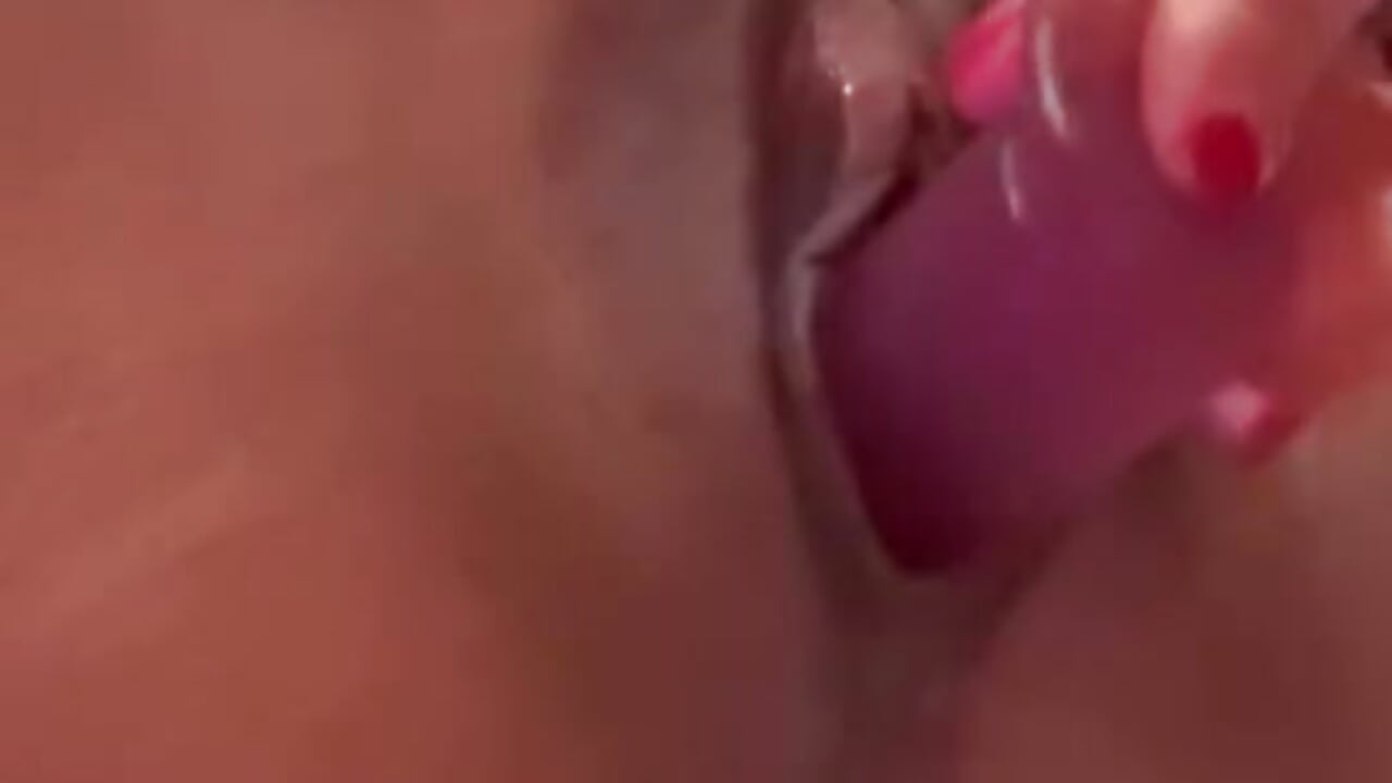 Dildo na cona e plug no cuzinho 💖💦😝 - فيديو من sweetsafi موديل الكام