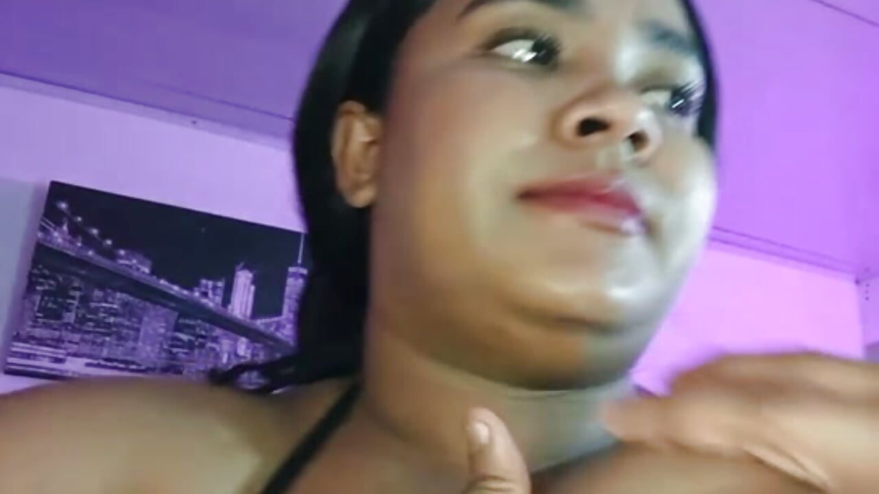 They suck my tits very hard – video af Evelyn_A cam-model