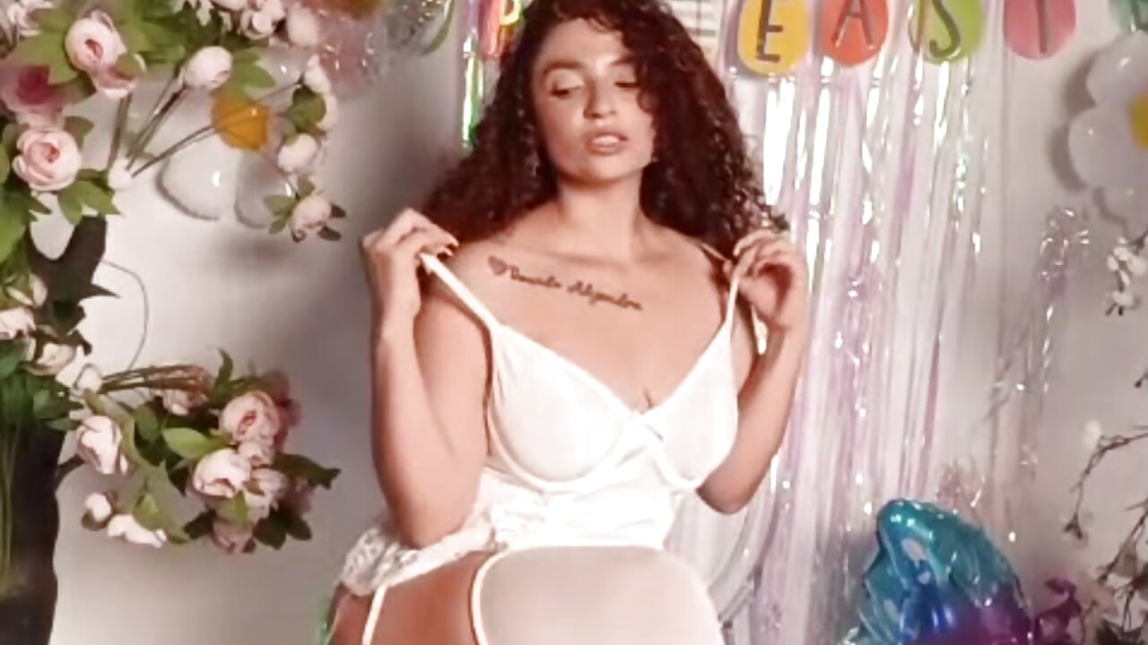 easter celebration 🌸 - video by penelope_cox cam model
