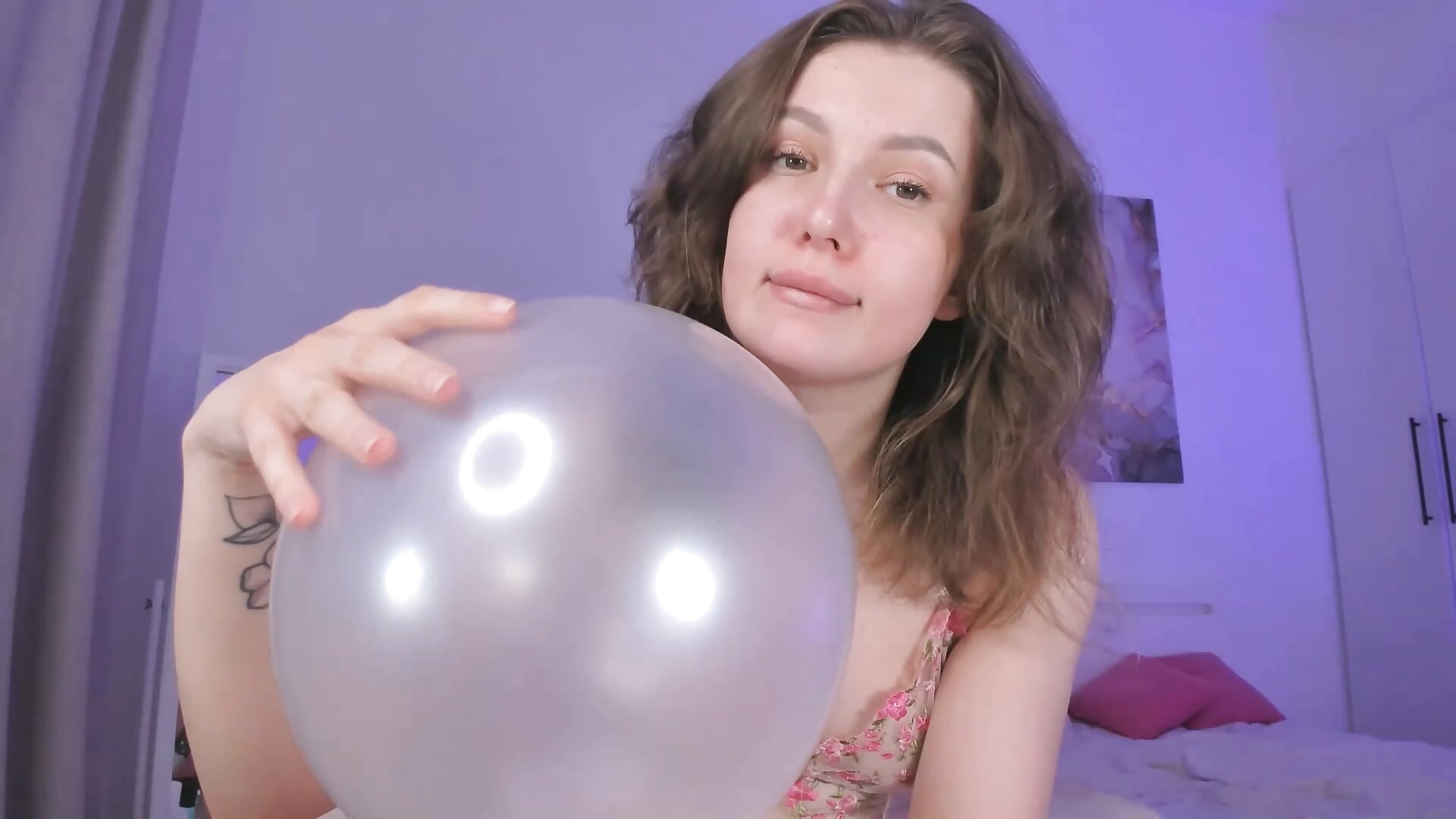Blowing ballon – video od webkamerové modelky Ellie_Nelson