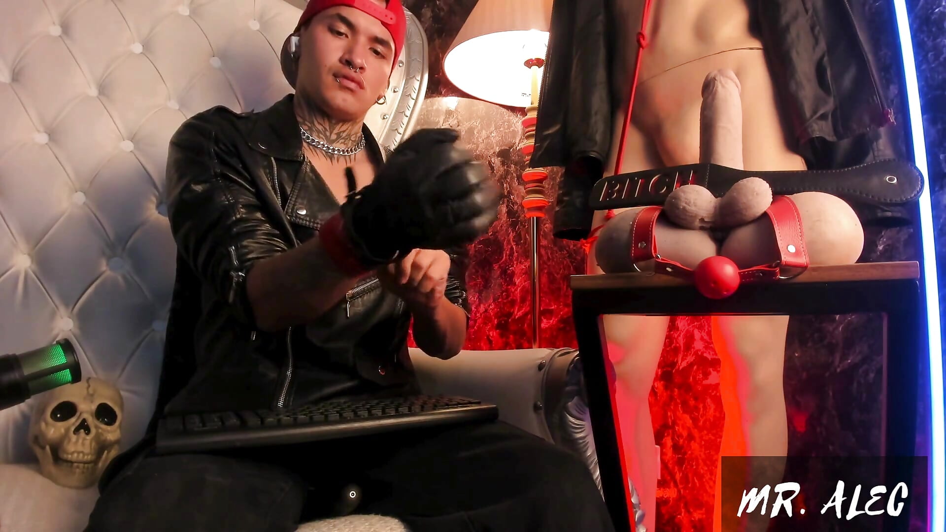 Admirate your Mr in his leather gloves and making some clouds on ur face 🔥 — filmik AlecBanne, modela(-lki) na kamerkach